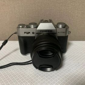 富士フイルムのミラーレス一眼カメラ「X-T30」とレンズ「XC15-45mm