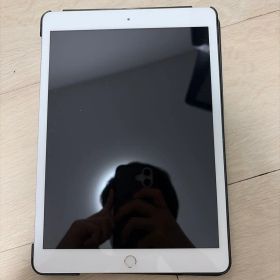 【美品】iPad 第7世代 32GB Wi-Fi シルバー カバー付き